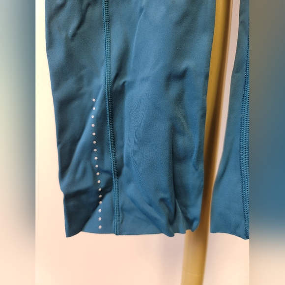 LULULEMON Fast Free Crop Leggings  - Women's High-Performance Activewear - Picture 2 of 9